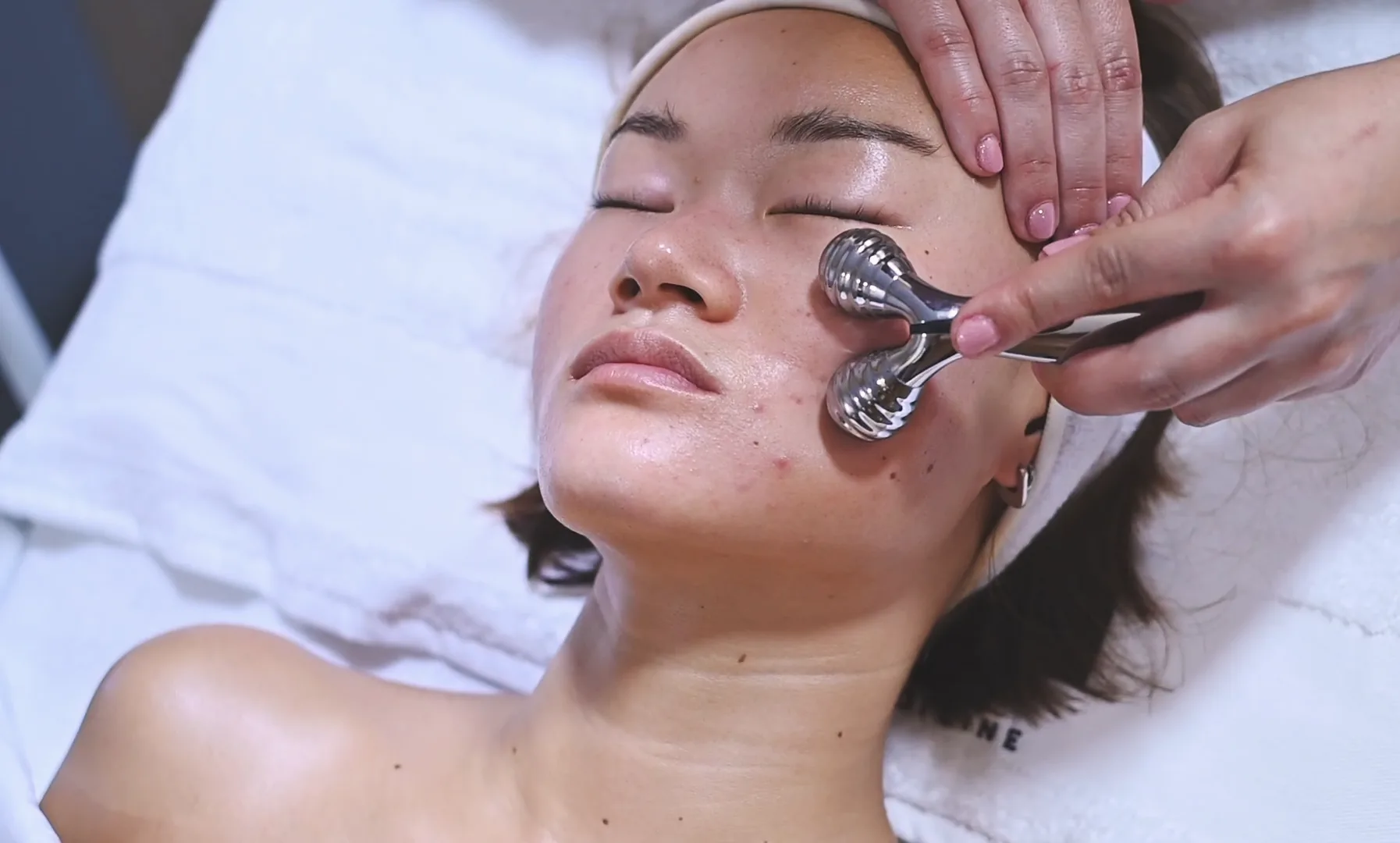 Masaje de activación facial dentro de Brava Gym Face