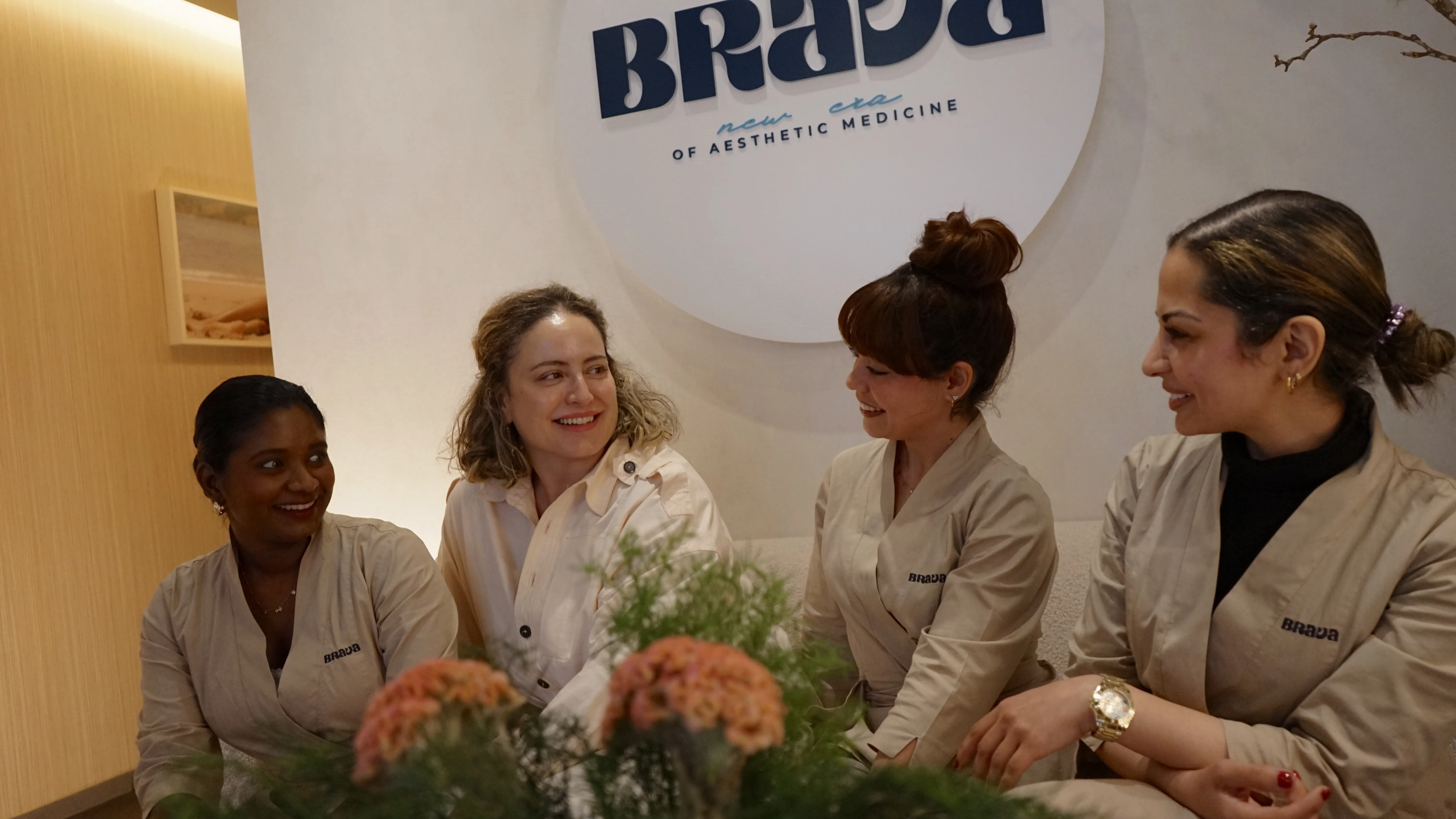 Equipo Brava Clinic en la zona de recepción