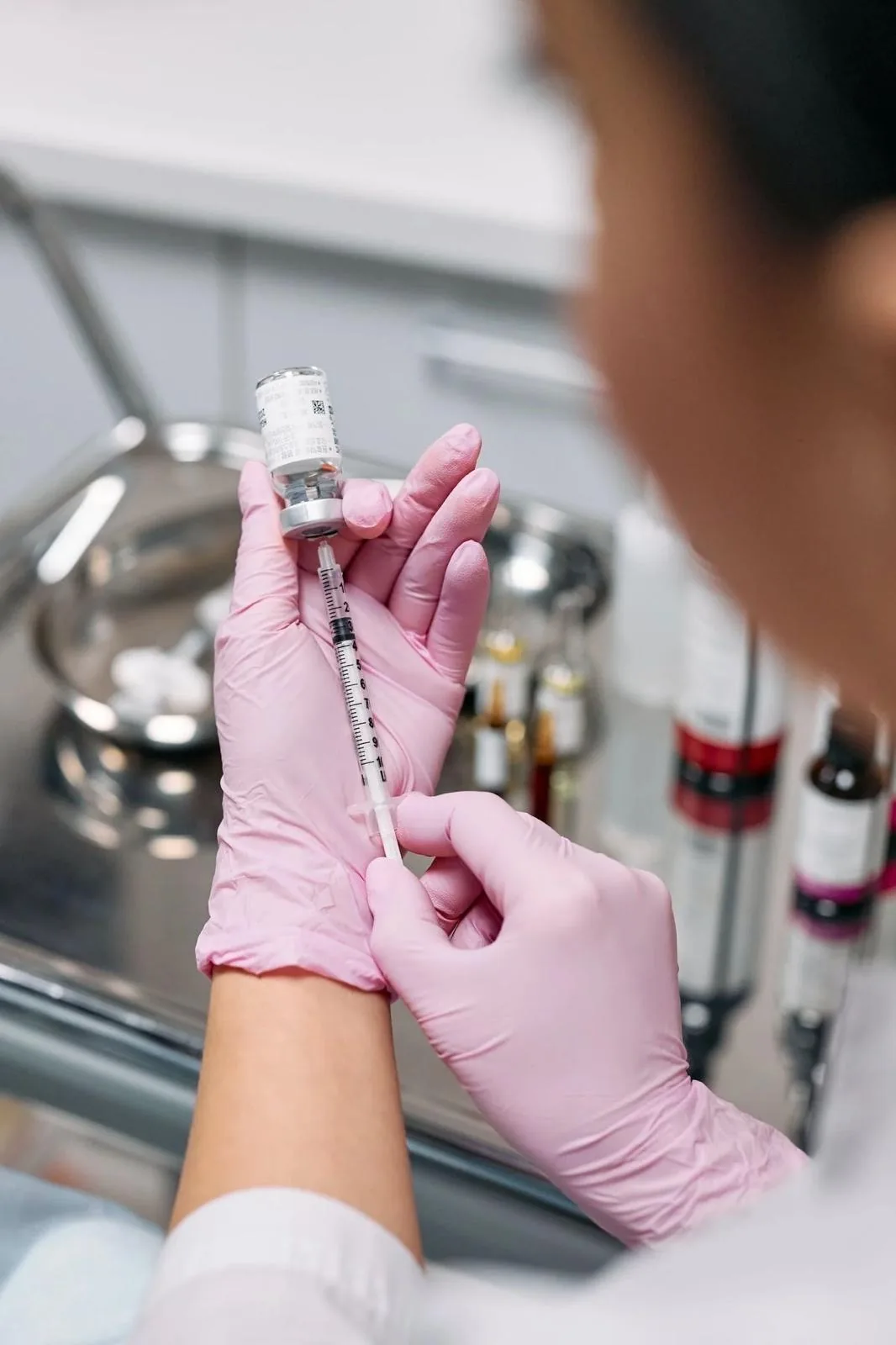 Preparación de tratamiento de medicina estética en Brava Clinic