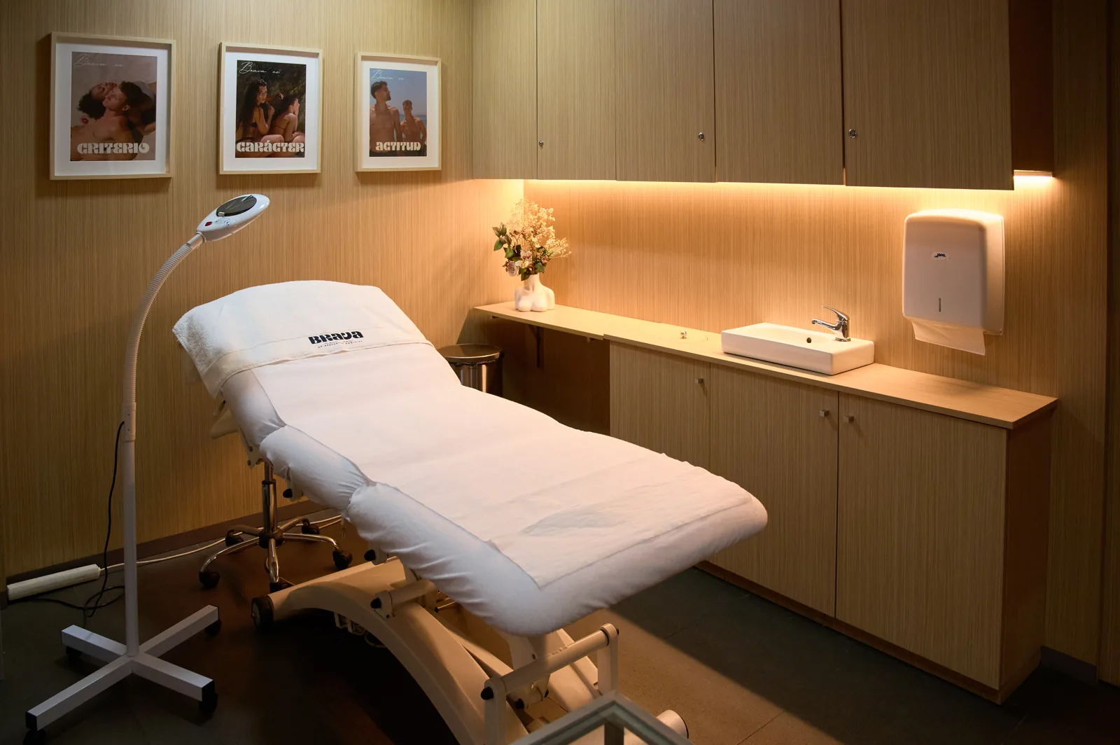 Cabina de tratamiento en Brava Clinic