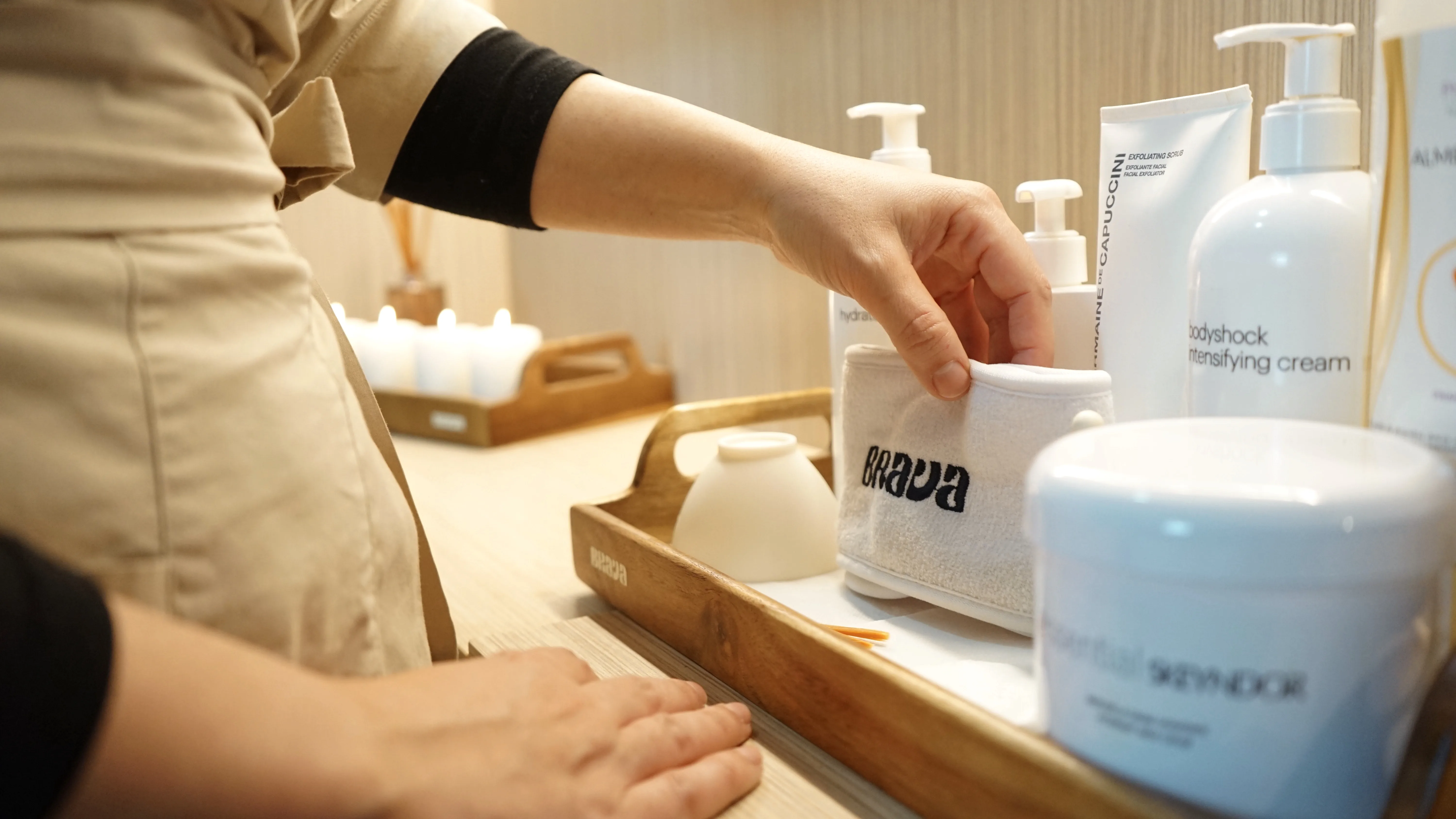 Detalle de productos y cuidado en cabina Brava Clinic