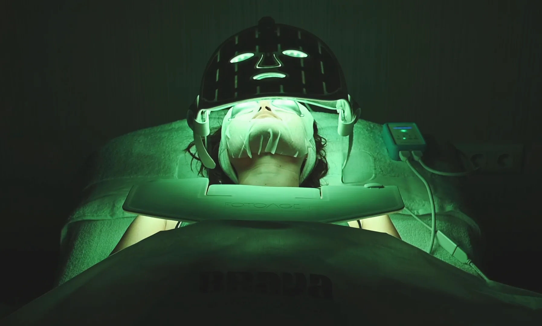 Tratamiento estético con fototerapia LED en Brava Clinic