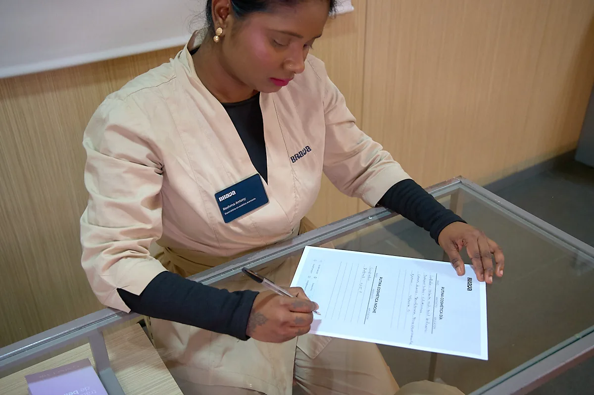 Profesional de Brava Clinic diseñando una pauta dermocosmética personalizada