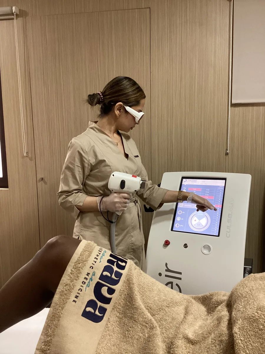 Aplicación de depilación láser de alta potencia en cabina Brava Clinic